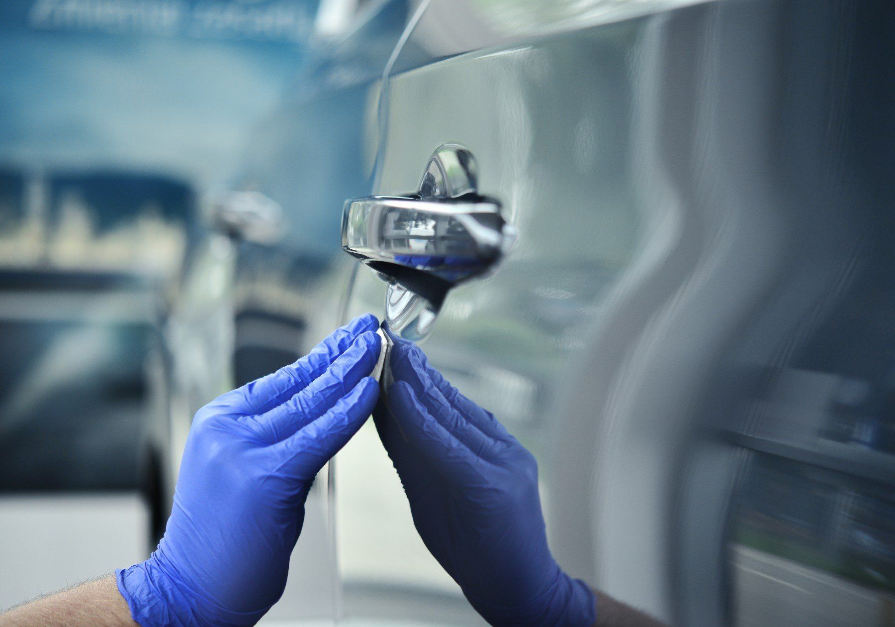 Lucidatura manuale della carrozzeria esterna auto