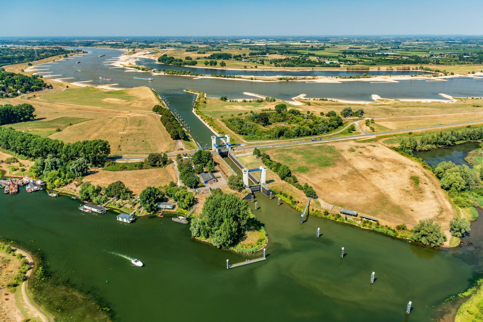 Een luchtfoto van  sluis van Sint Andries - Heerewaarde.