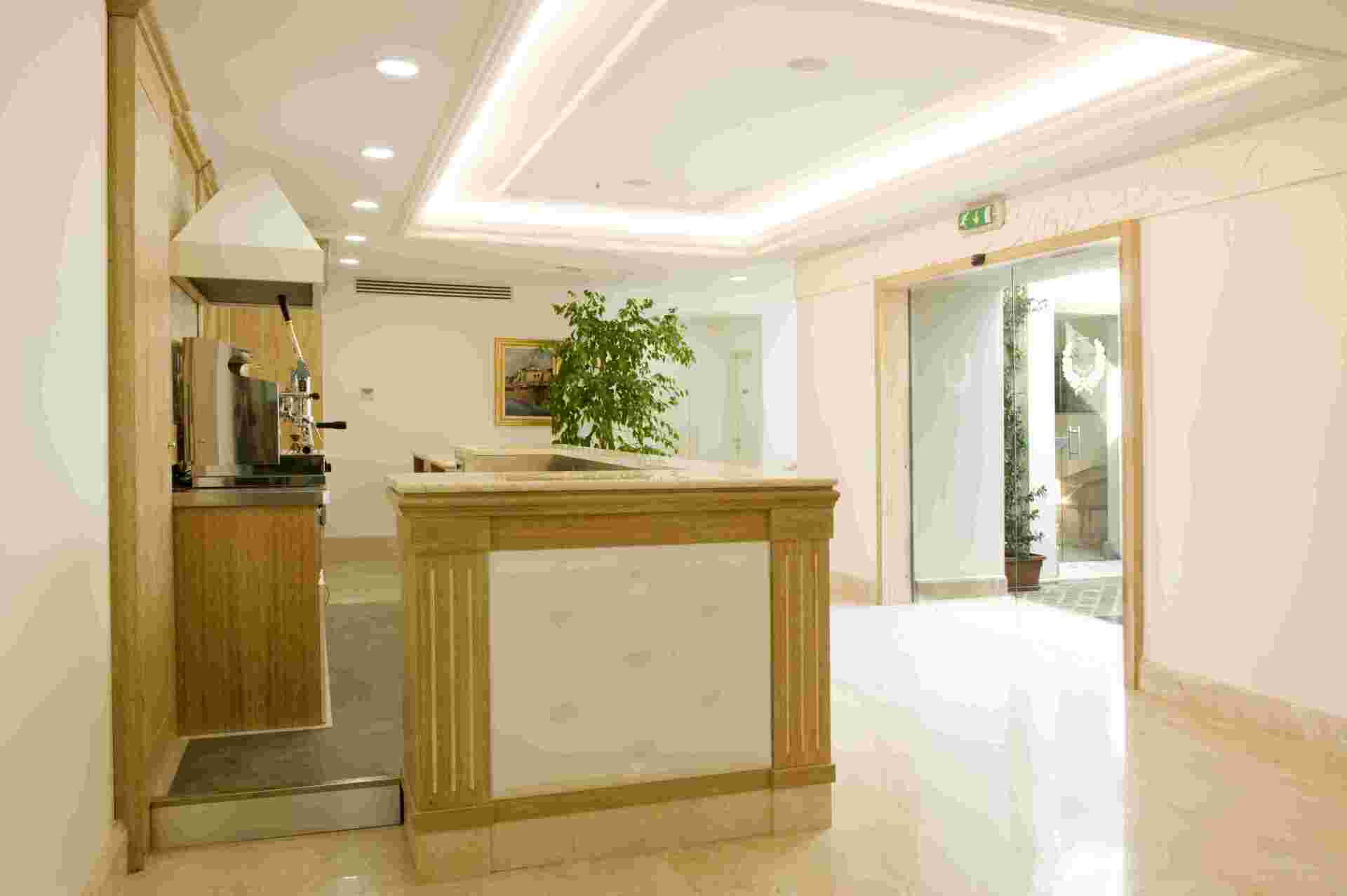 posa di marmi in hall d'albergo