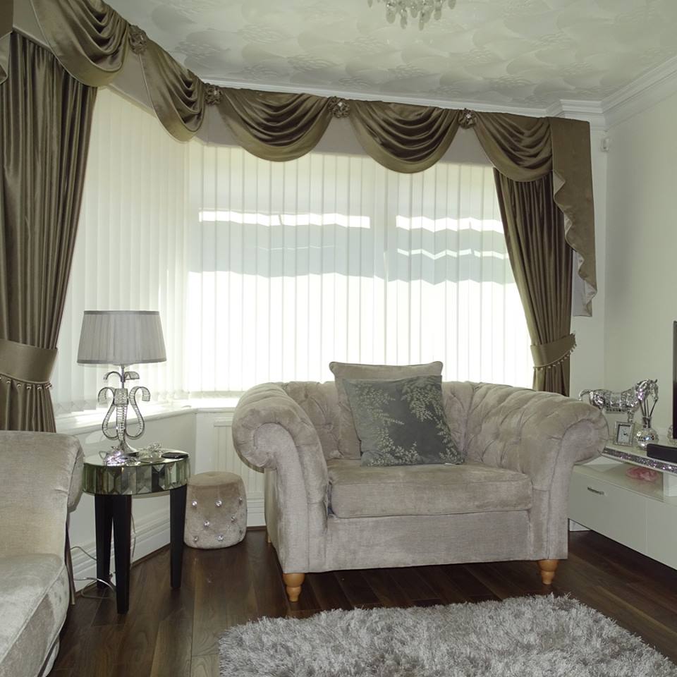 Swags & tails in luxury lounge