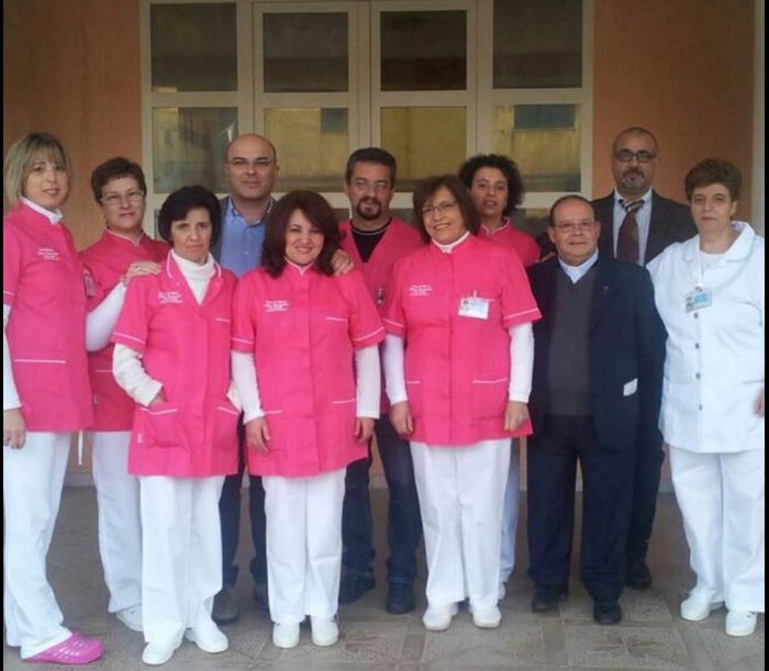 anziano in carozzina spinto da un operatore