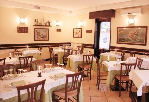 Ristorante con numerosi tavoli