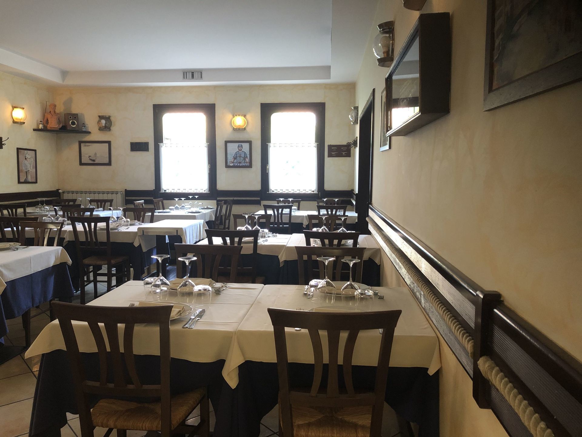 Ristorante con tavoli in legno