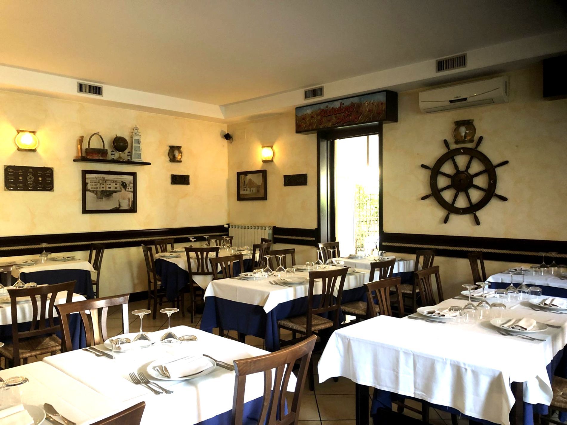 Ristorante con piatti di pesce