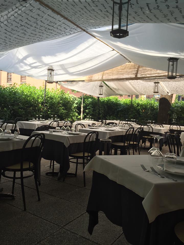 Ristorante con area esterna
