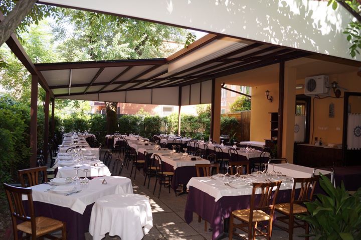Ristorante con tavoli all'aperto