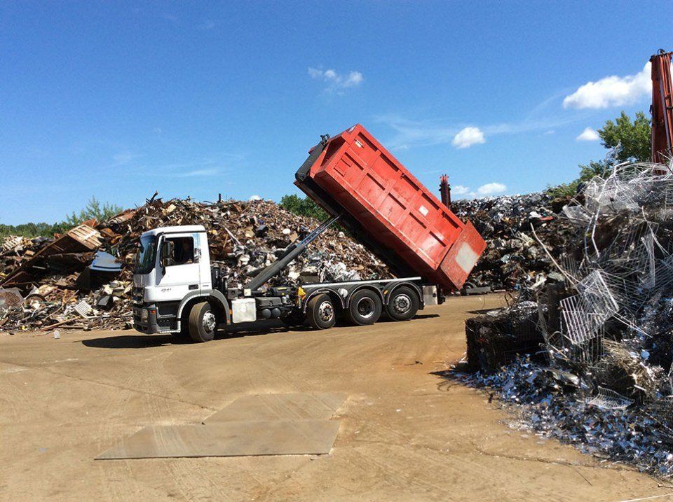 camion cassonato mentre scarica dei materiali
