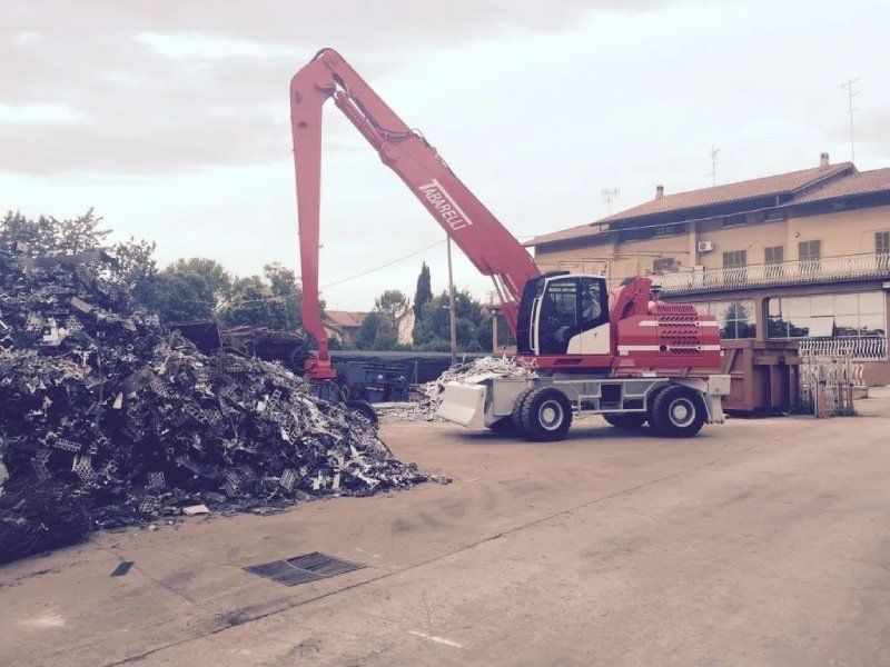 braccio meccanico in azione nello stabilimento