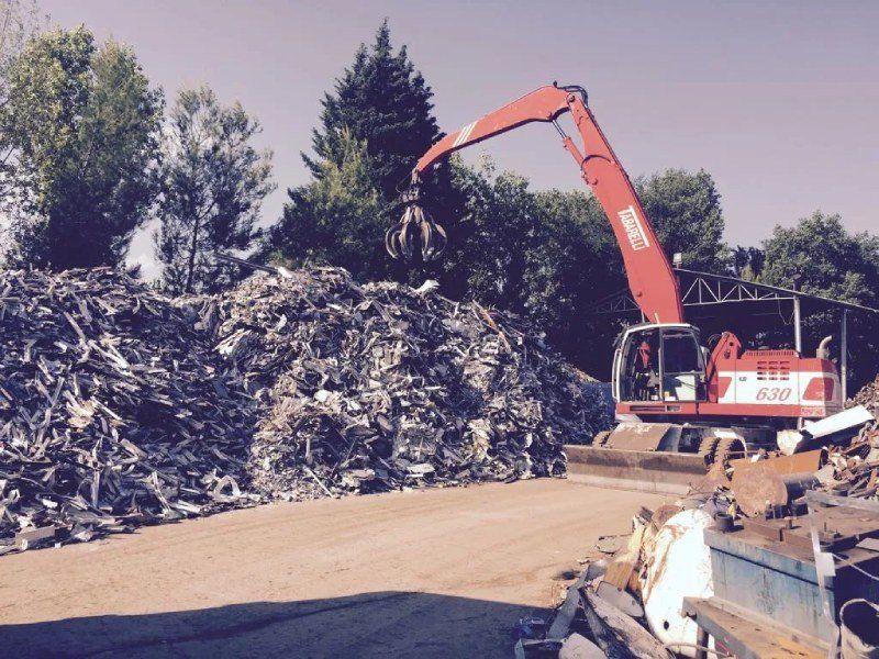 braccio meccanico attivo nello stabilimento dell'azienda
