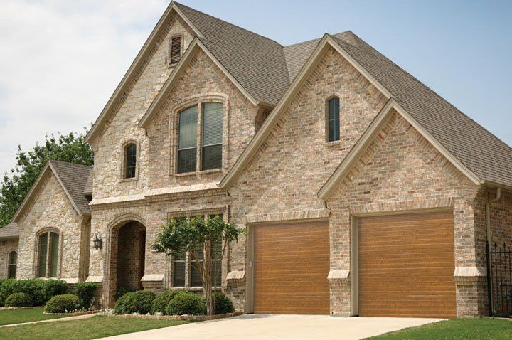 SHOWCASEACCUFINISHOAK — Garage Doors in Green River, WV