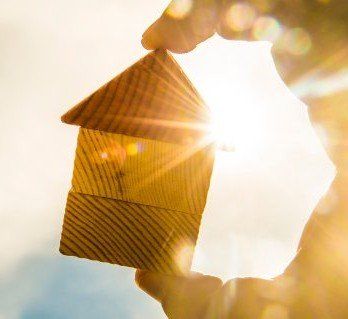 Baukloetzer_als_Haus_vor_Sonne