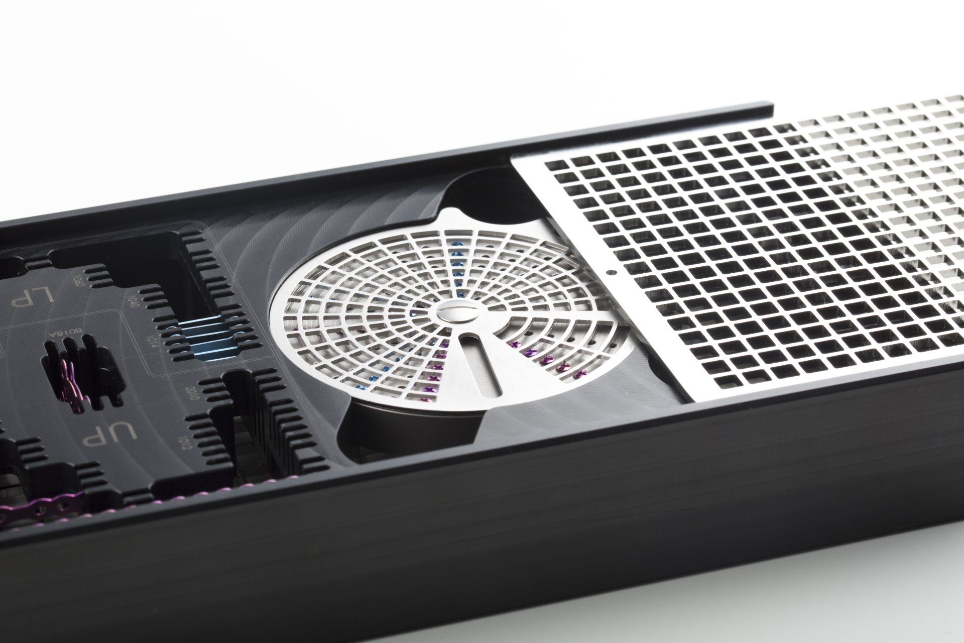 Die Deckplatte des Trays kann nur geschlossen werden, wenn sich die Schraubenbox in ihrer tiefer liegenden Verschlussposition befindet - so kann keine Schraube entwischen.