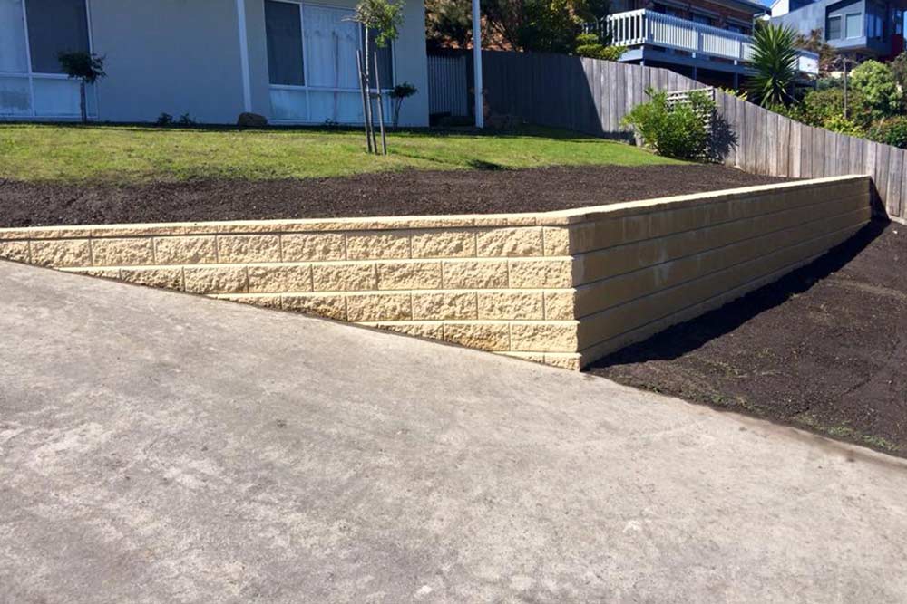linked stone retaining wall