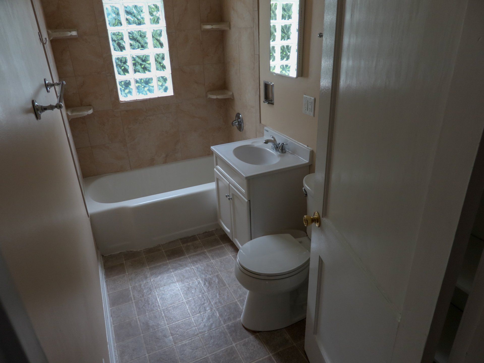 118 e chestnut street bathroom