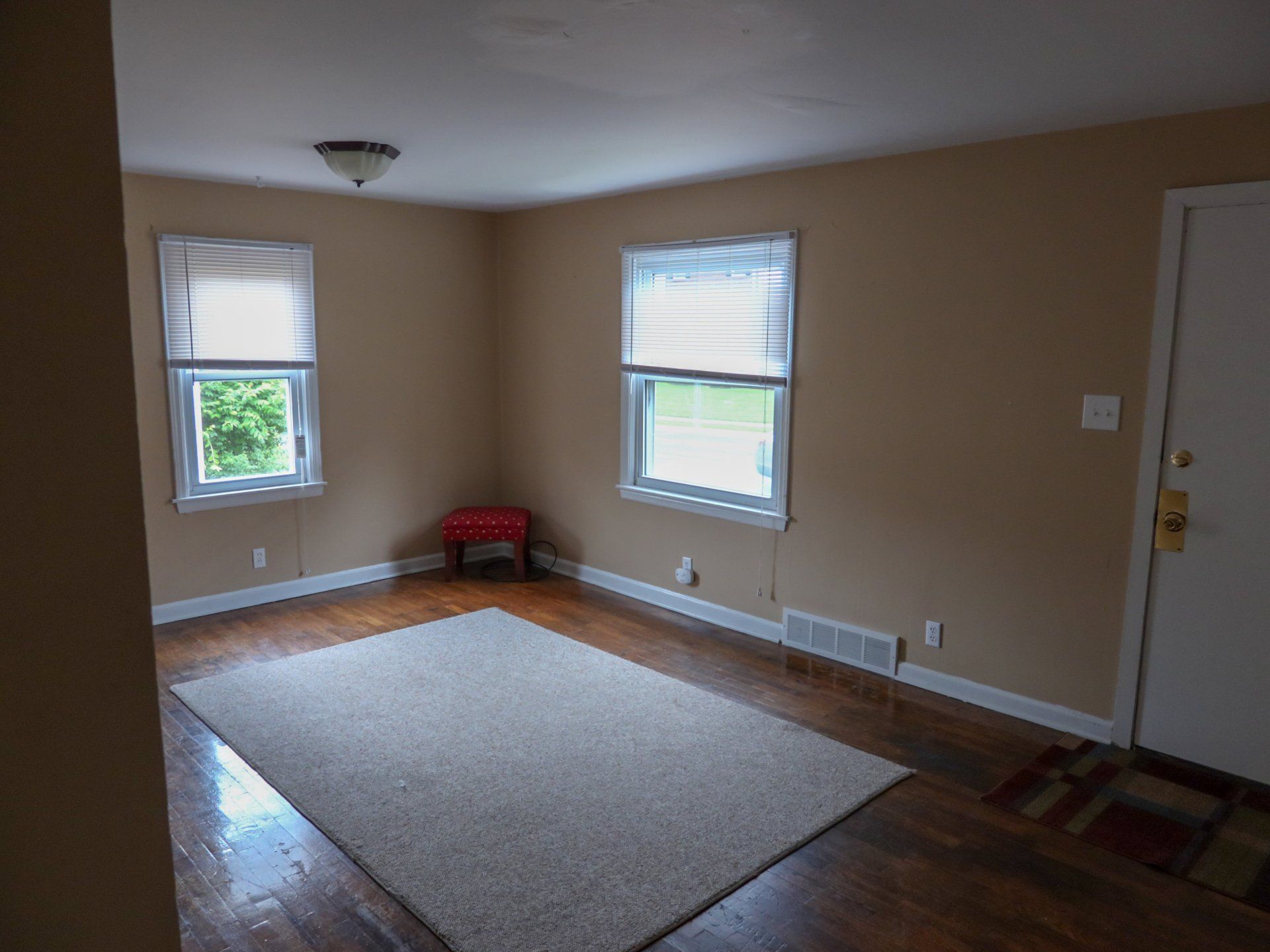 118 e chestnut street living room