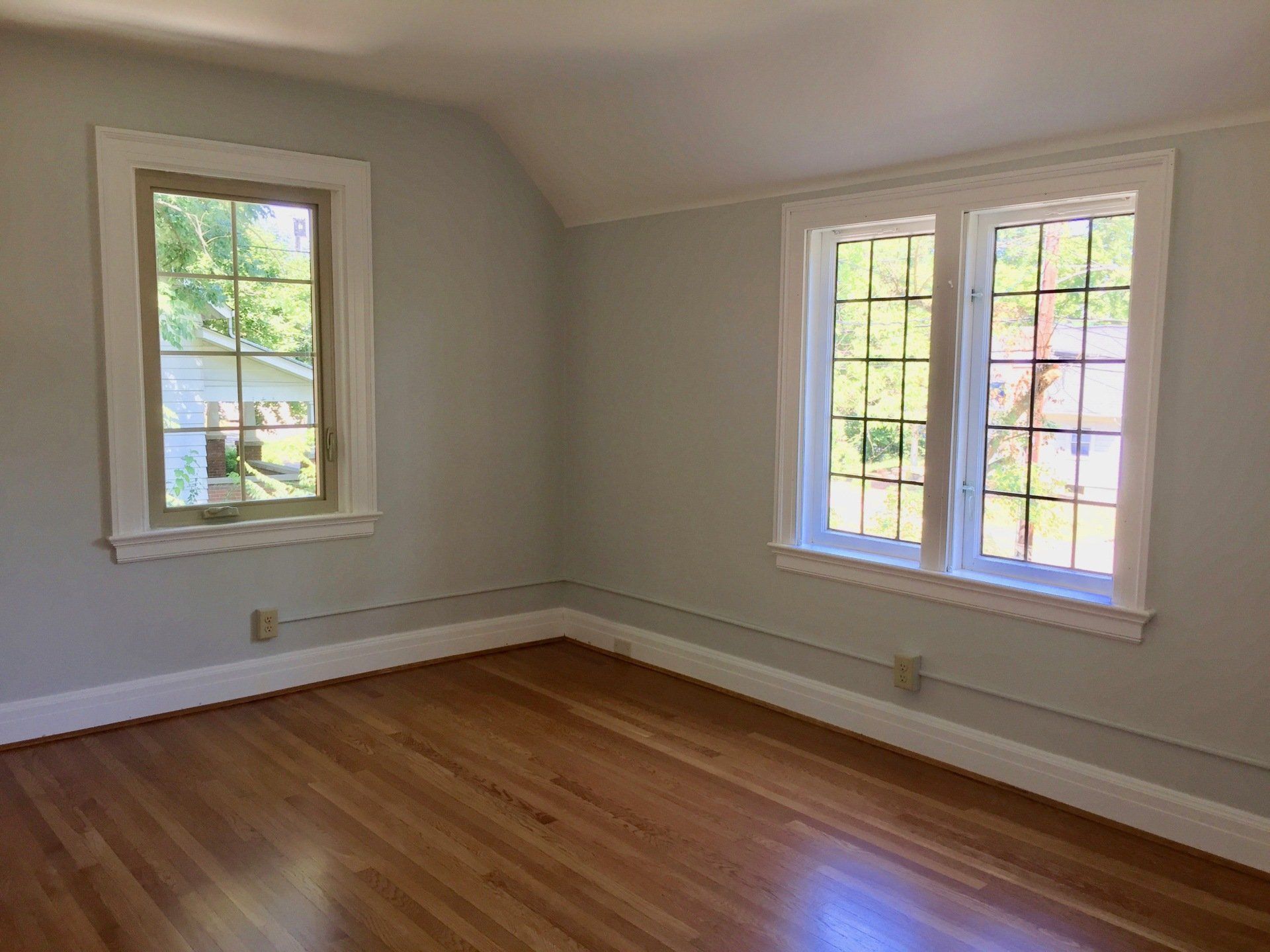 225 E Withrow 201 living room