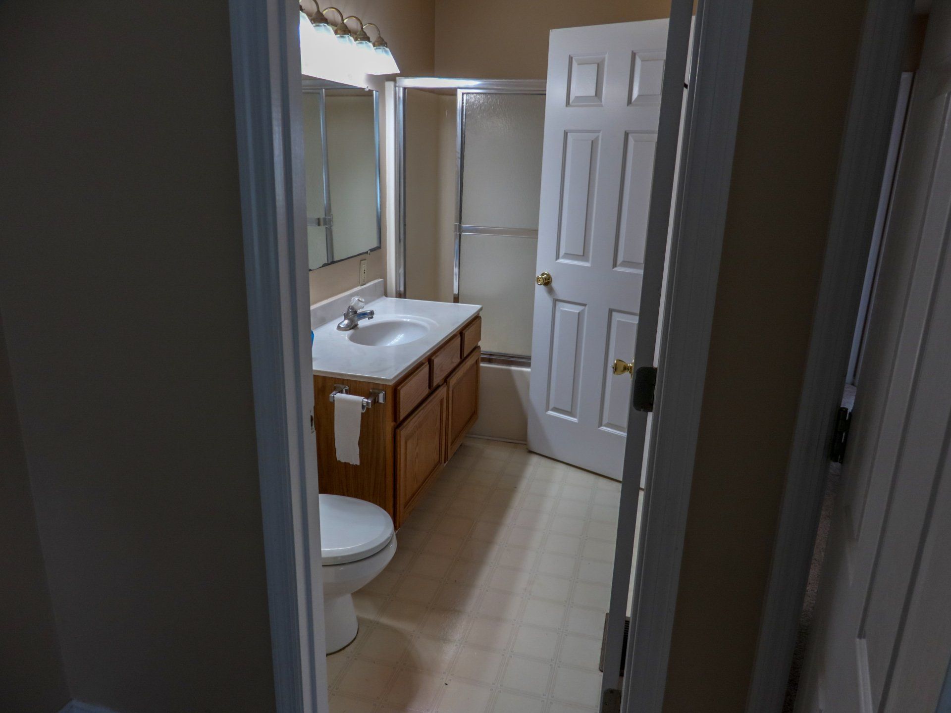 412 S Poplar bathroom