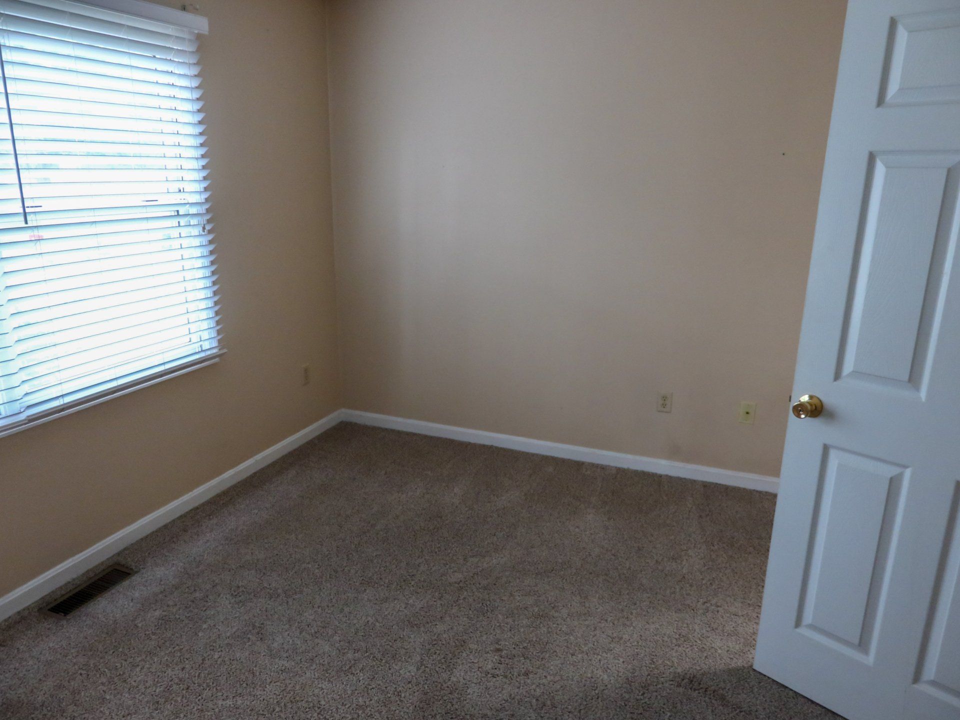 412 S Poplar bedroom 3