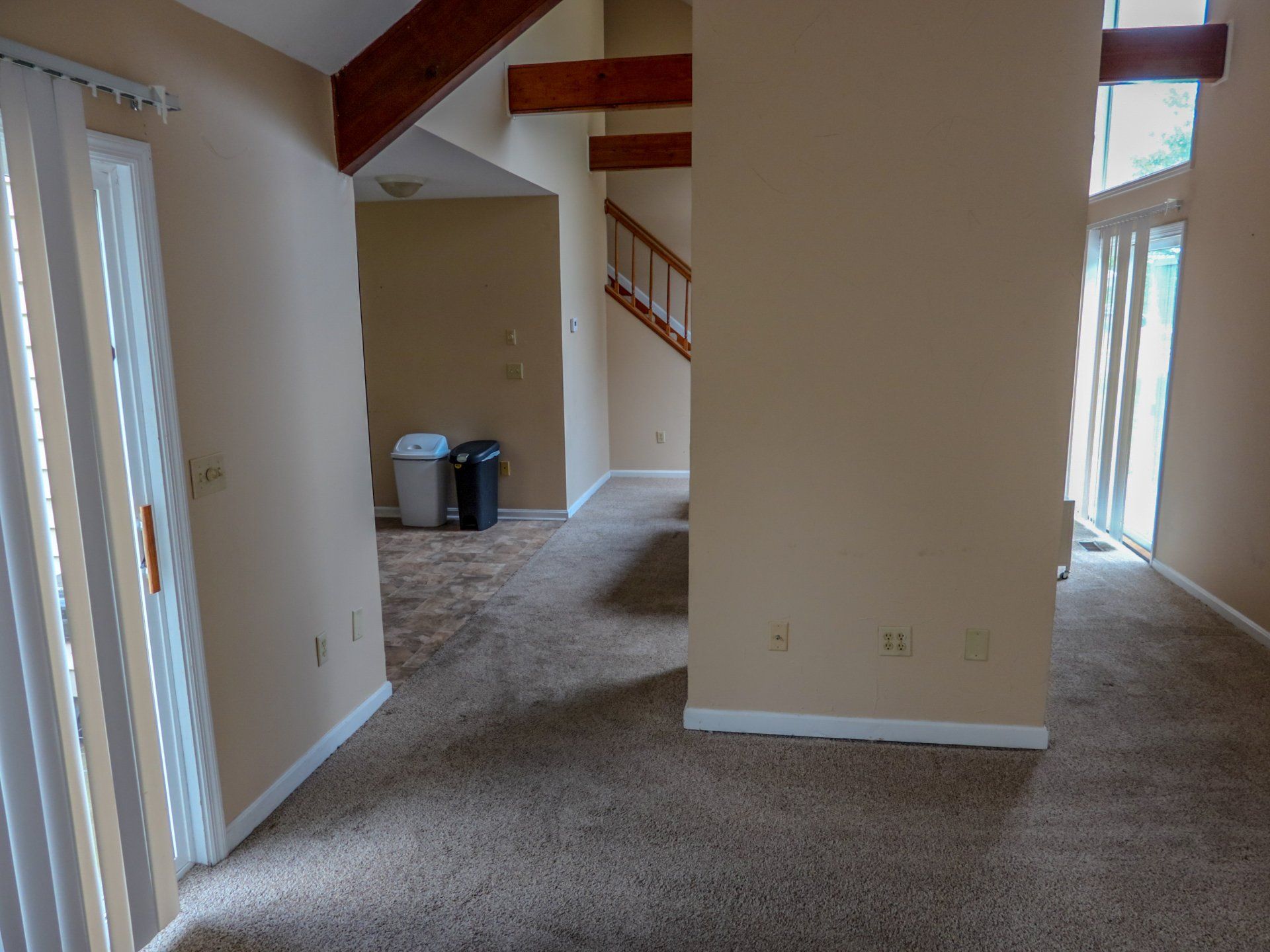 412 S Poplar living room