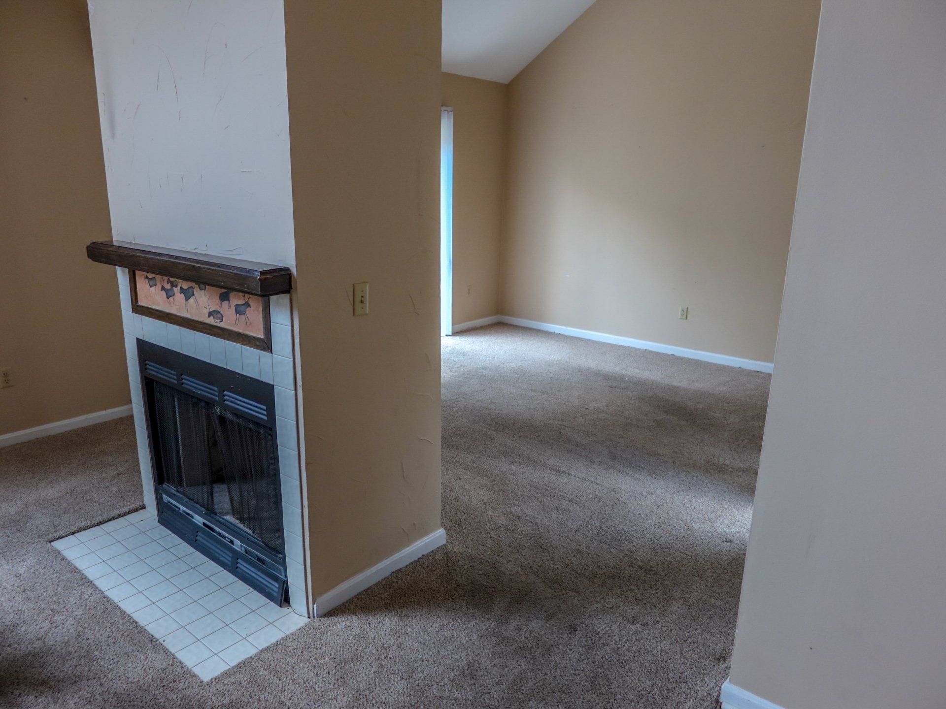 412 S Poplar living room