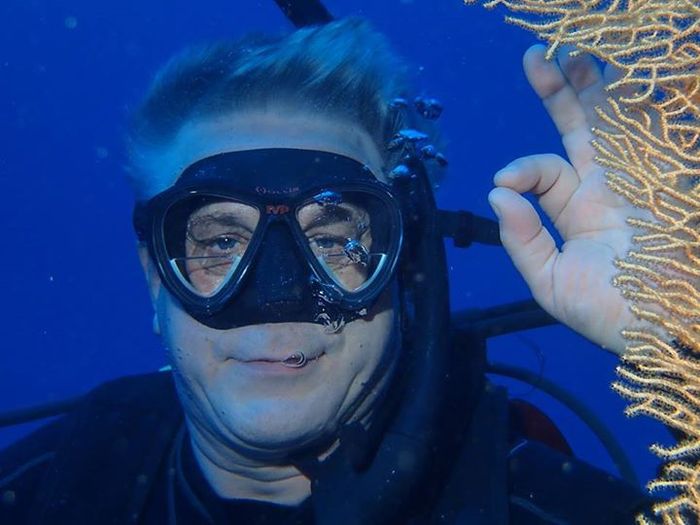 L'instructeur de plongée dans l'océan