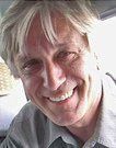 Un gros plan d'un homme souriant