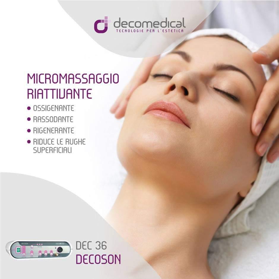 Donna sottoposta a micromassaggio facciale. Testo: 