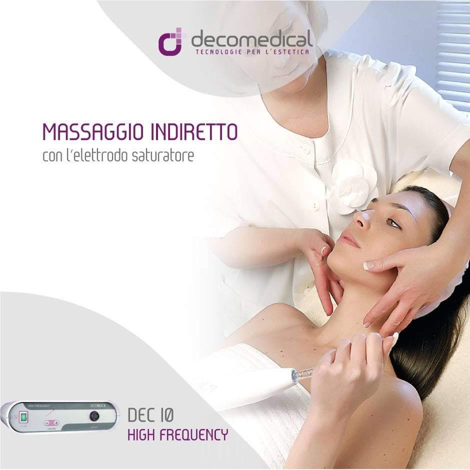 Donna sottoposta a un trattamento viso con elettrodi ad alta frequenza in una clinica.