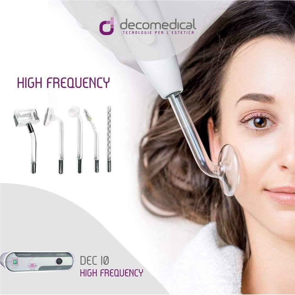 Dispositivo per il trattamento del viso ad alta frequenza utilizzato sul viso di una donna. Include applicatori e macchina.