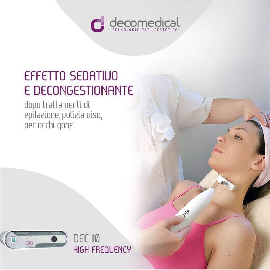 Immagine promozionale per il dispositivo ad alta frequenza Decomedical DEC 10. Una donna riceve un trattamento viso; il dispositivo viene applicato sul collo.