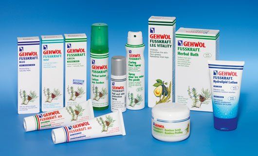 Vari prodotti per la cura dei piedi Gewohl in confezioni bianche e blu su sfondo blu.