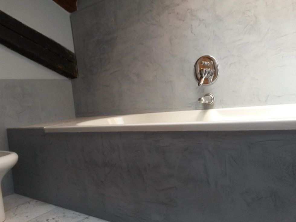 vasca da bagno con decorazioni in resina