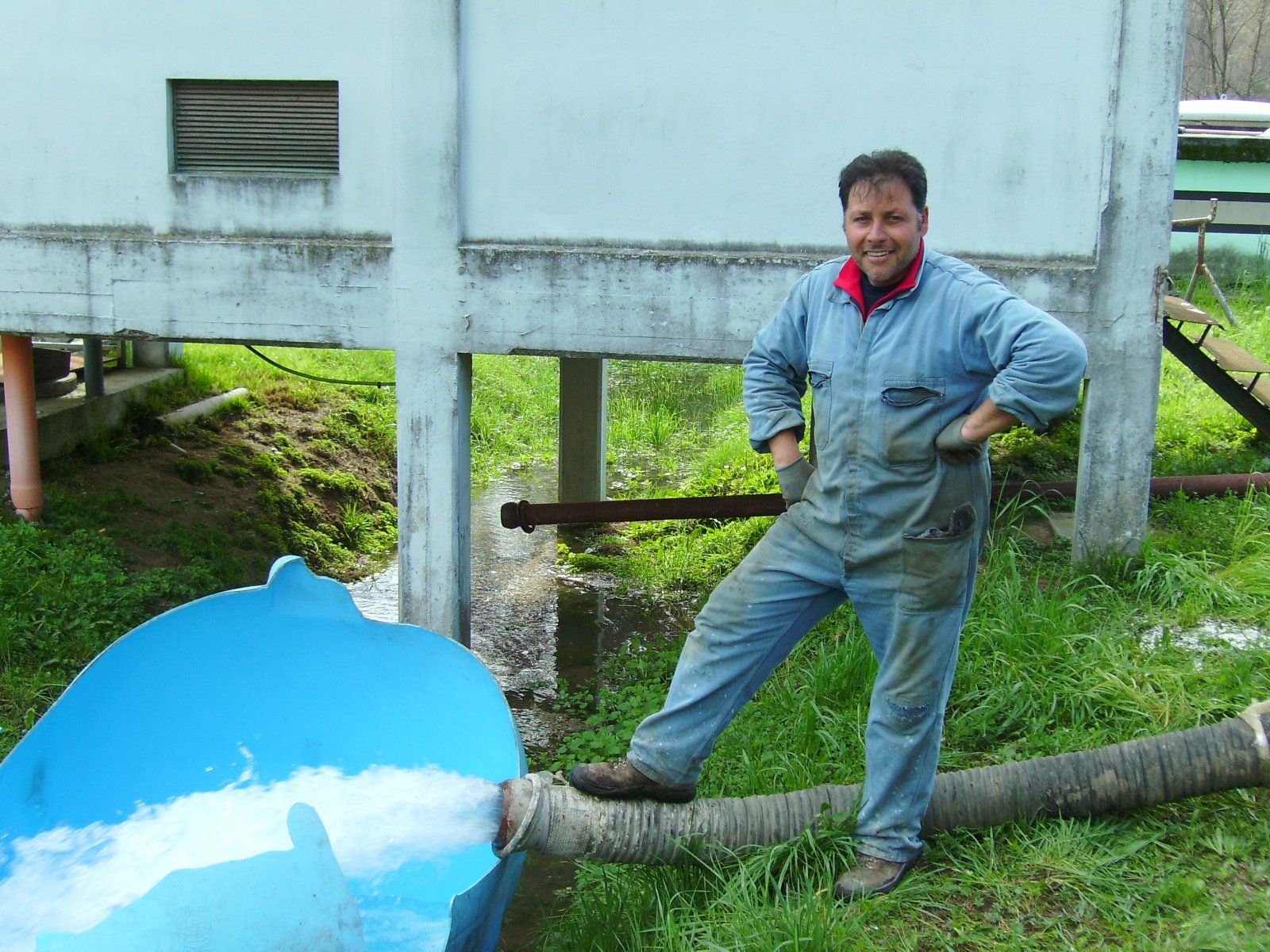 operaio controlla un getto d'acqua
