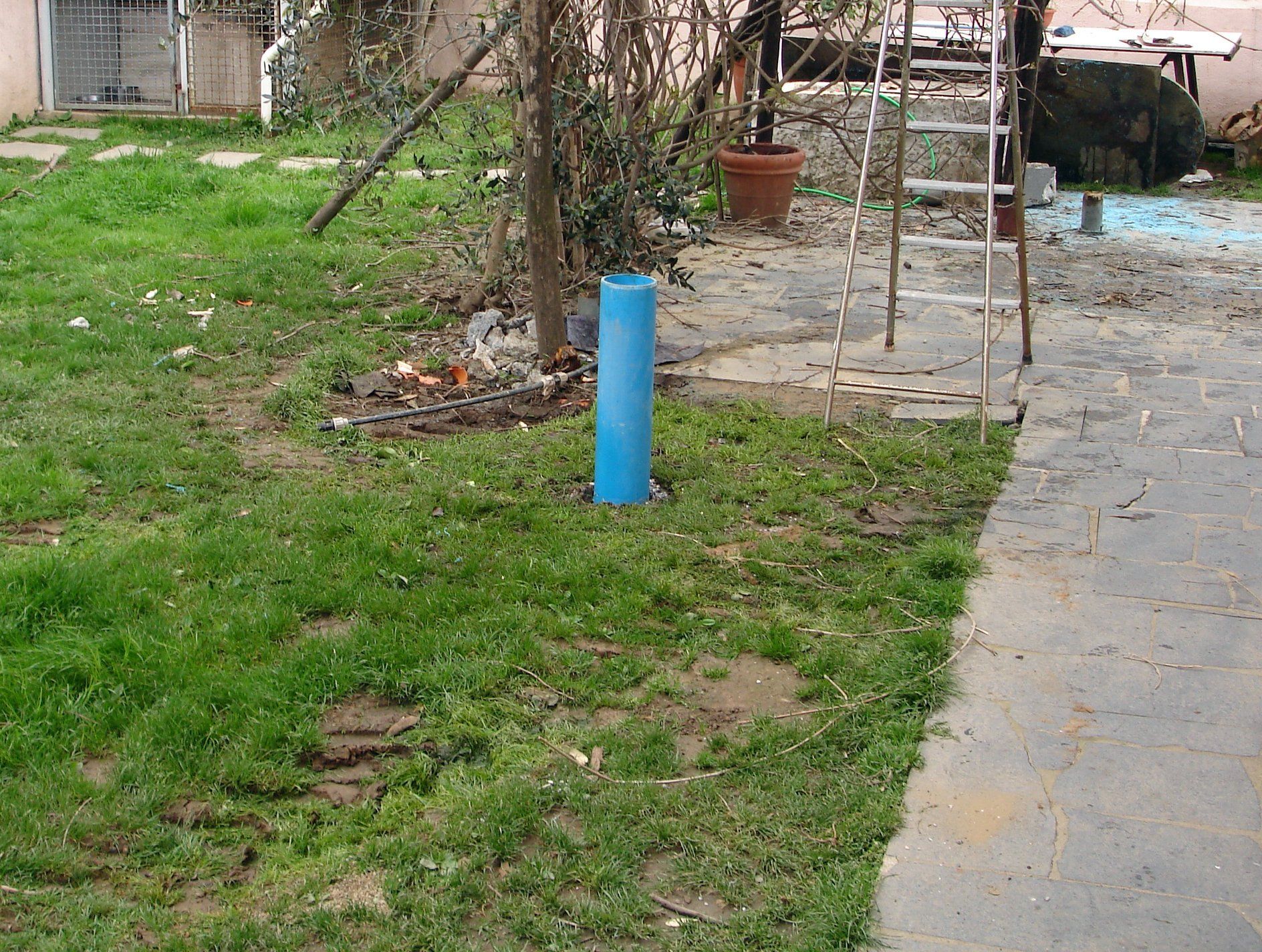 tubo azzurro che fuoriesce dal terreno