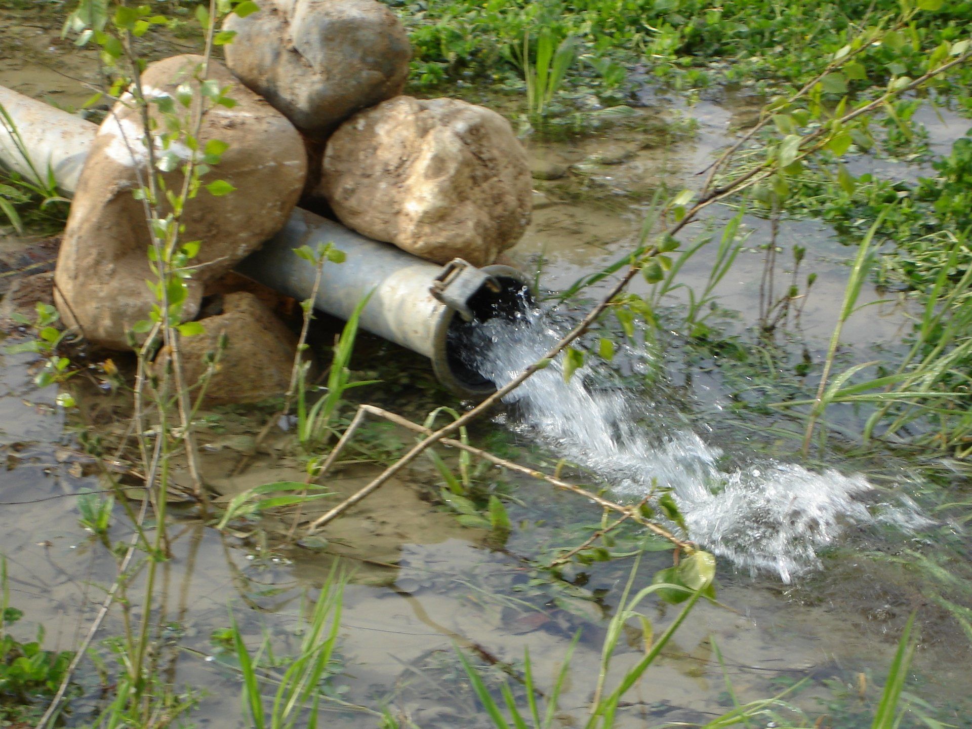 getto d'acqua da tubi in un campo