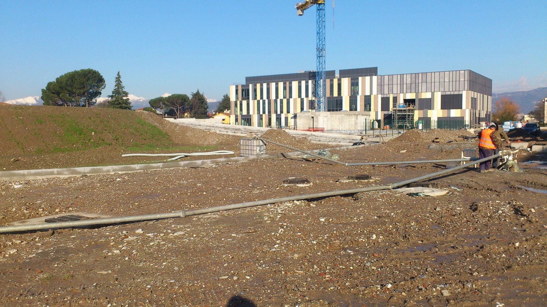 operaio durante controllo del terreno