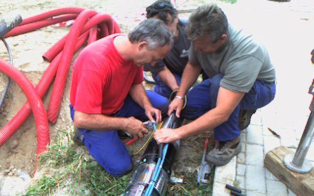 operai con pompa a immersione