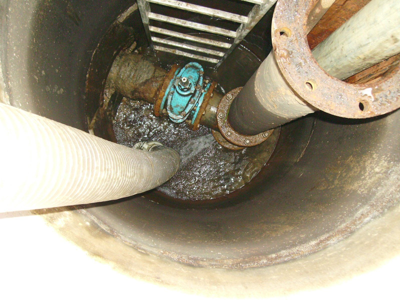 acqua fuoriesce da rottura sotto flangia