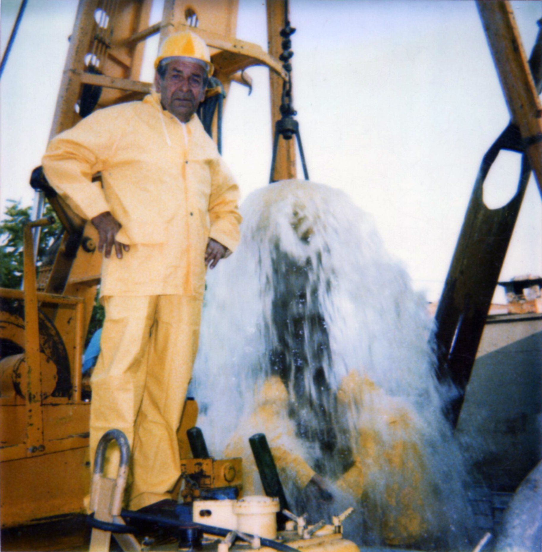 uomo anziano vicino getto d'acqua ad alta pressione