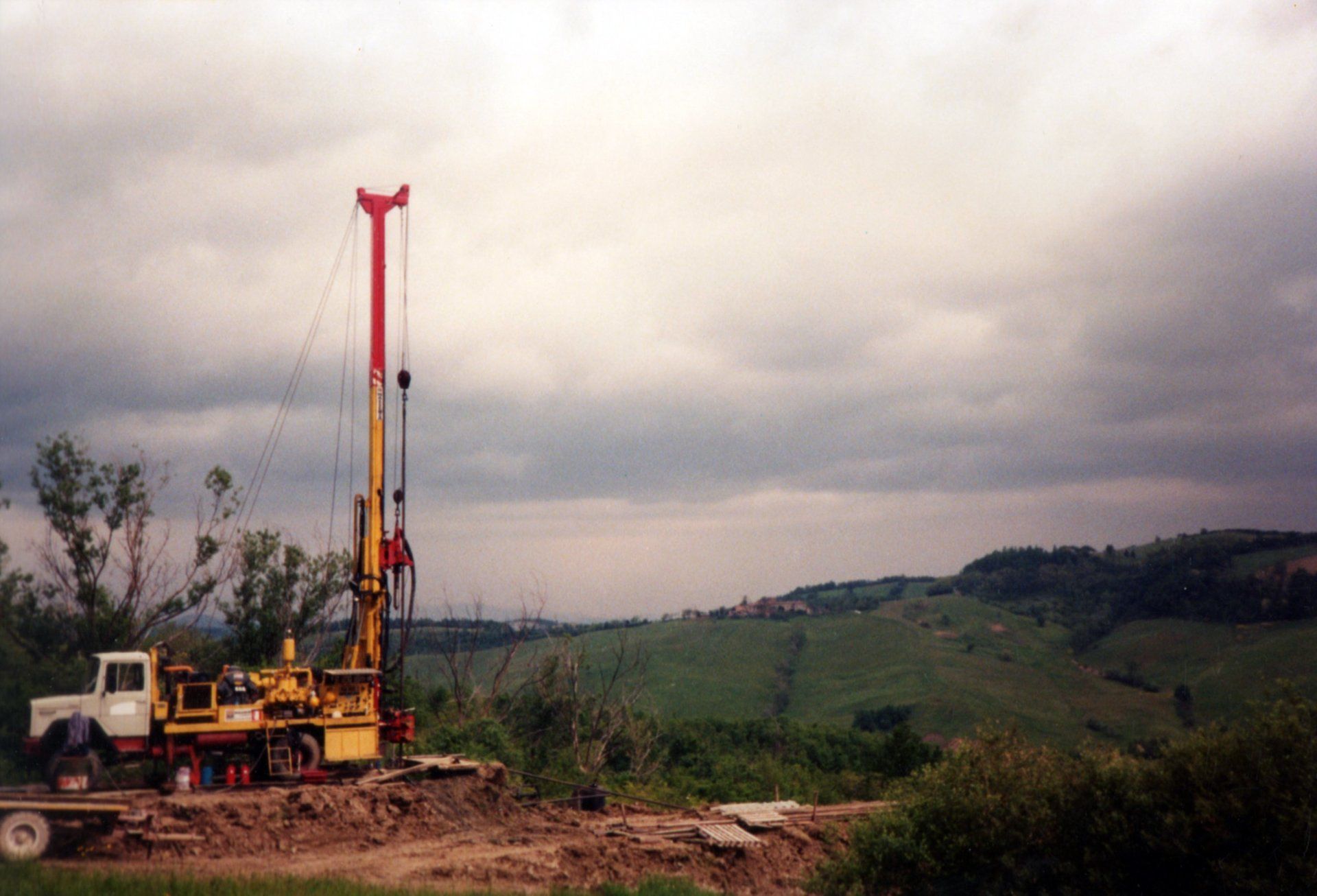 camion con strumento per realizzazione pozzi