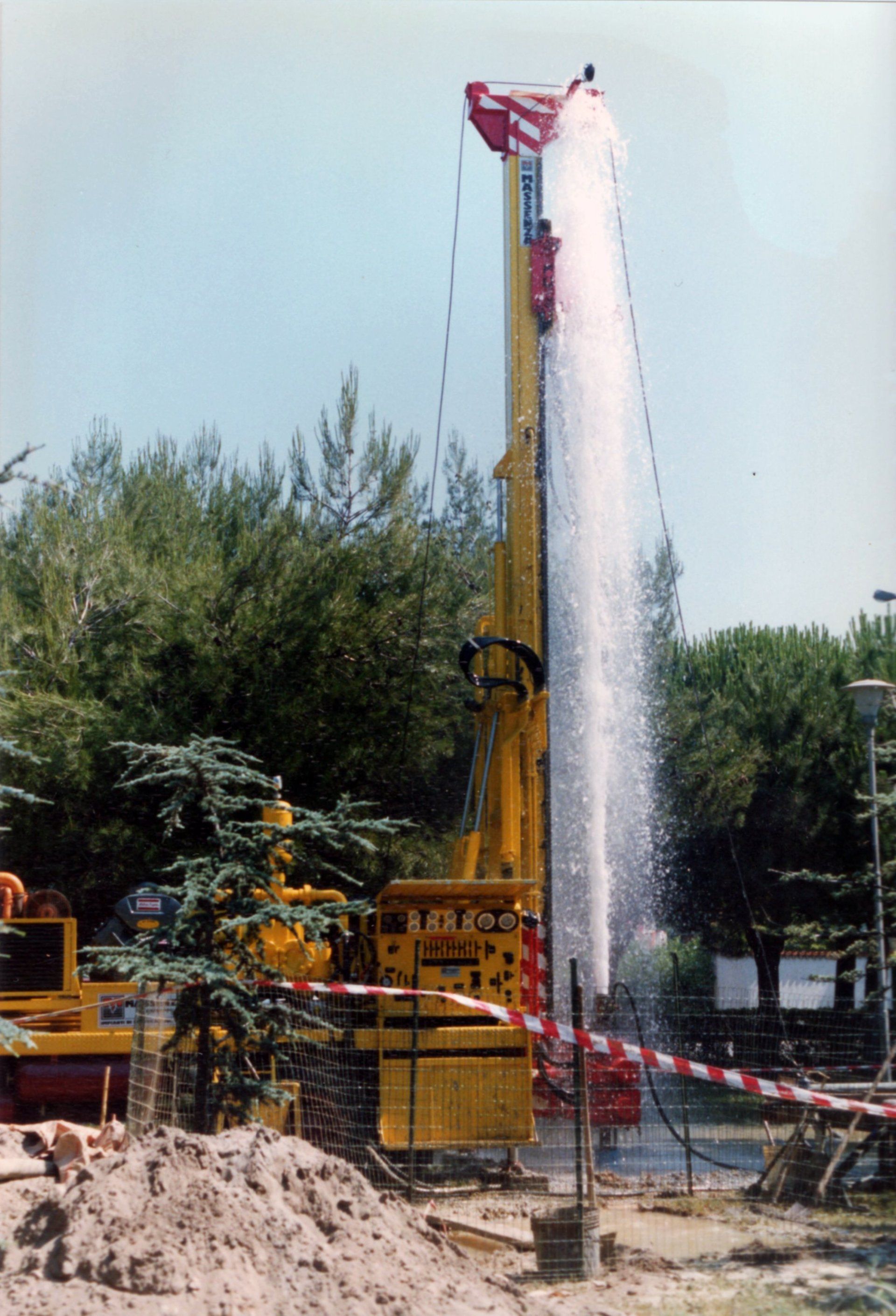 getto d'acqua da falda acquifera dopo trivellazione