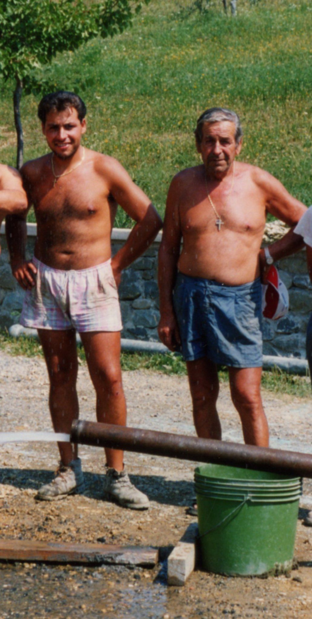 operai durante la realizzazione di un pozzo
