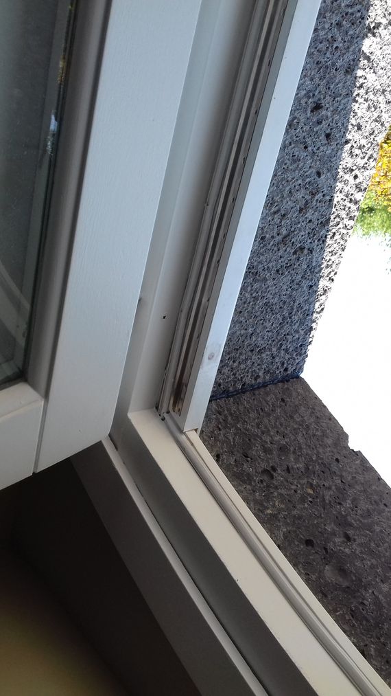 una parete di una casa rivestiva con pannelli per la coibentazione