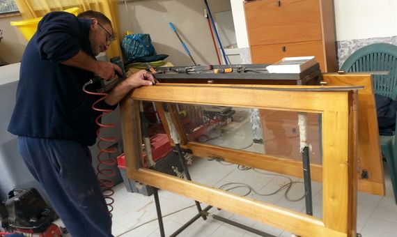 uno spazio esterno con pavimentazione in marmo