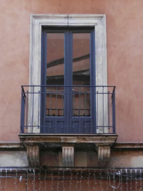 una porta in acciaio e vetro