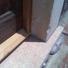 un portone in legno restaurato