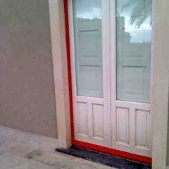 una porta rosa da restaurare