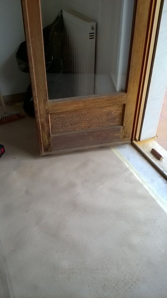 due operai che montano una finestra bianca in PVC