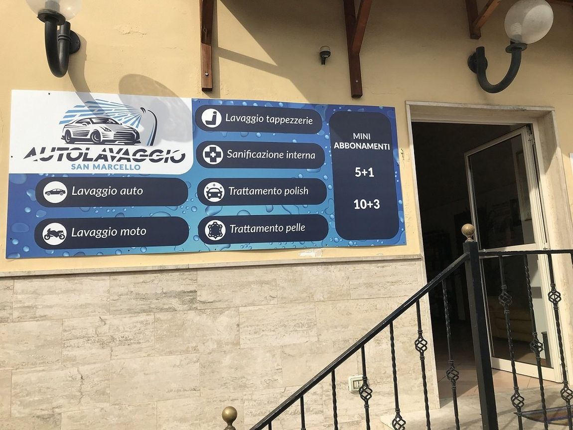 Cartellone con i servizi di autolavaggio