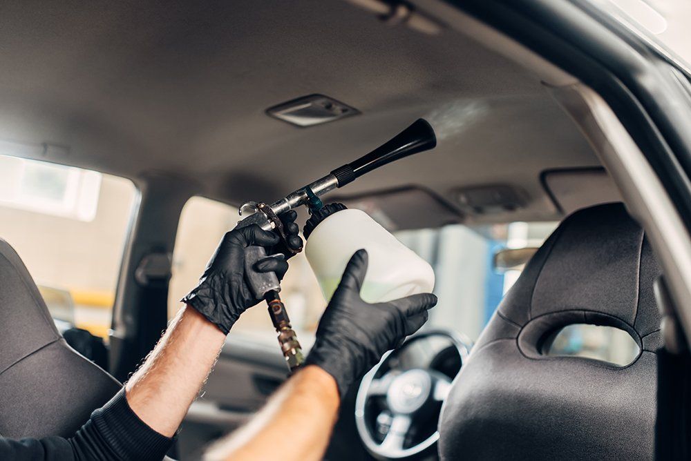Sanificazione interni di un'auto